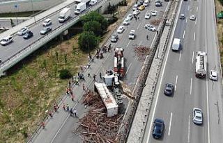 Sancaktepe TEM Otoyolu’nda TIR kazası: TEM trafiğe...