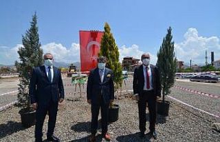 Sandıklı Millet Bahçesi’nde ilk fidanlar toprakla...