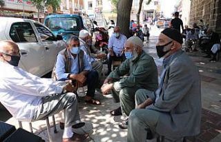 Şanlıurfa’da Covid-19 aşısını yaptıran yaşlılar...