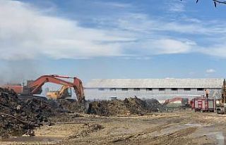 Santral yangınında enkaz kaldırma çalışması...