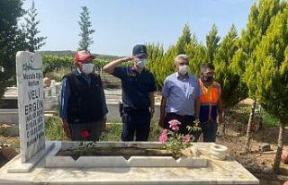 Sarıgöl jandarmasından şehit mezarlarına bakım