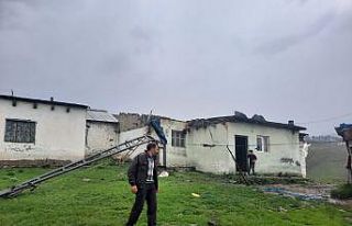 Sarıkamış’ta fırtına çatıları uçurdu