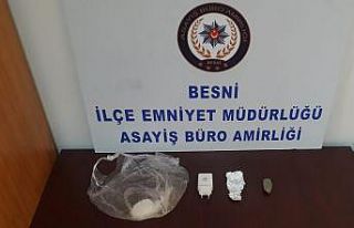 Şarj cihazının içinden uyuşturucu çıktı
