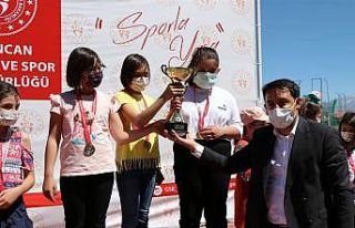 Satranç turnuvasında dereceye girenlere ödülleri...