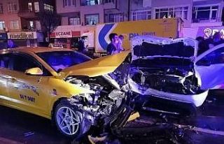 Şehir merkezinde 4 araçlı zincirleme kaza: 2 yaralı