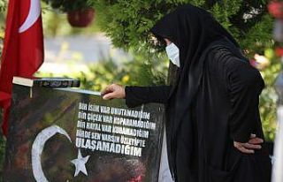 Şehit aileleri şehitliğe koştu