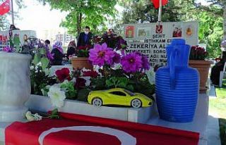 Şehit çocuğu bayram ziyaretinde babasının kabrine...