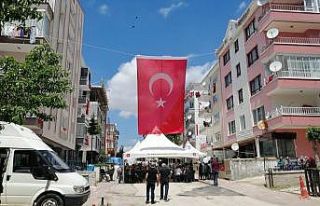 Şehit Hüseyin Keleş’in yaşadığı sokakta vatandaşlar...