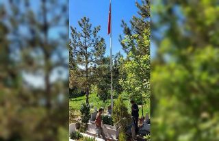 Şehit mezarlarının bayrakları değiştirildi