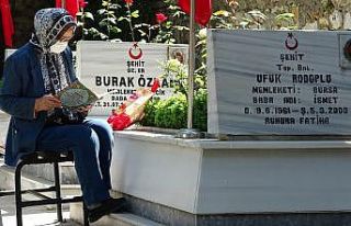 Şehit yakınları arife gününden mezarlığa koştu