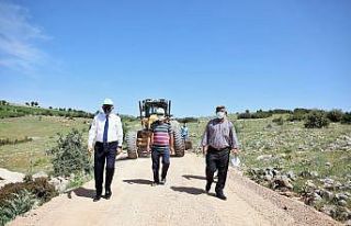 Şehitkamil’de arazi yolu mıcırlama çalışması...