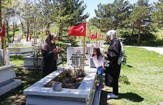 Şehitlikte bayram ziyareti