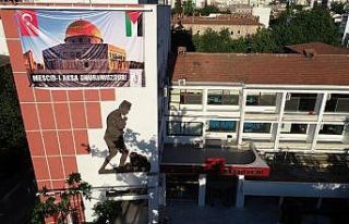 Şehzadeler Belediyesinden posterli ve bayraklı tepki