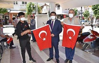 Şehzadeler’den esnafa 1919 Türk bayrağı