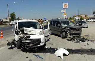 Servis yolundaki kazada araçlar hurdaya döndü,...