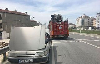 Seyir halinde yanan otomobil son anda söndürüldü