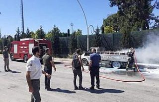 Seyir halindeki odun yüklü kamyonette yangın