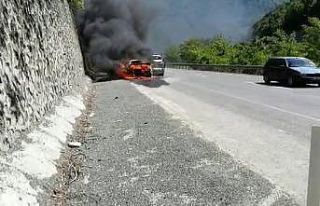 Seyir halindeki otomobil alev alev yandı