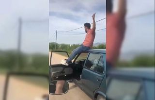 Seyir halindeki otomobilin tavanına oturup ‘jandarma...