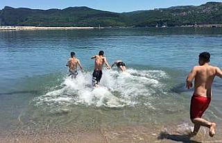 Sıcak havadan bunalan vatandaşlar denizde serinledi