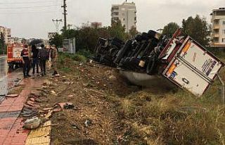 Şiddetli yağmurda kontrolden çıkan tır elektrik...