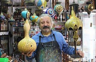 Silah tutan eller şimdi su kabaklarını sanat eserine...