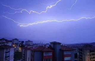 Şimşeklerin dansı geceyi aydınlattı