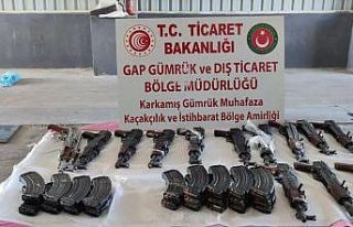 Sınır kapısında uzun namlulu silah ile mühimmat...