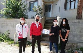 Sinop’ta bilgisiyle yarışan sporcu anneleri ödüllendirildi