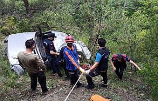 Sinop’ta virajı alamayan otomobil 80 metrelik uçurumdan...