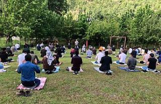 Şırnak’ta bayram namazı bahçede kılındı