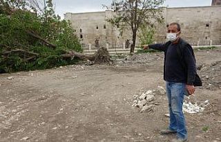 Sivas’ta fırtına ağaçları kökünden söktü