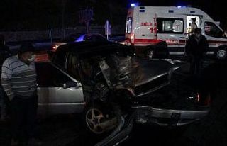 Sivas’ta otomobil ile hafif ticari araç çarpıştı:...