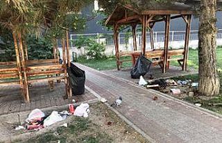 Sokağa çıkma kısıtlamasına rağmen parkı çöplüğe...