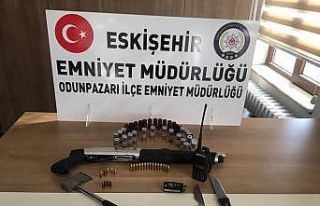 Sokağa çıkma yasağına uymayan şahsın aracından...