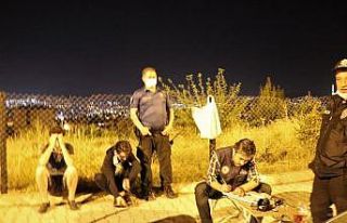 Sokağa çıkma yasağını ihlal ettiler uyuşturucuyla...