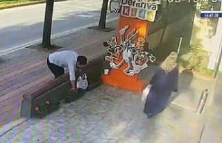 Sokağı boş görünce klinik önündeki çiçekleri...