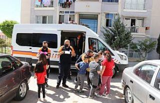 Sokaktaki çocuklar şekerleri verilip maskeleri takıldıktan...