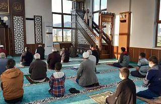 Sosyal mesafeli bayram namazı