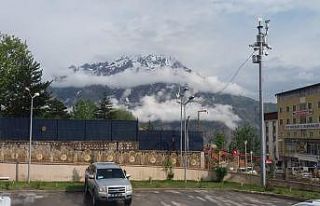 Sümbül Dağı zirvesine kar yağdı