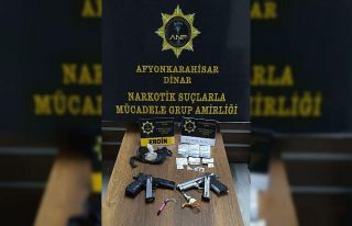 Şüphe üzerine durdurulan araçta eroin ve uyuşturucu...