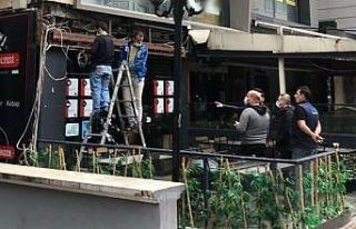 Tabela takarken elektrik akımına kapıldı