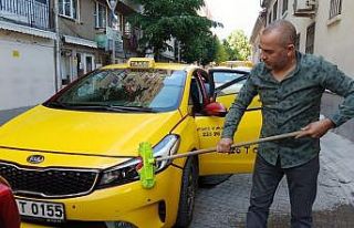 Taksiciler kısıtlamayı araçlarını temizleyerek...