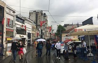 Taksim’de yağış etkili oldu