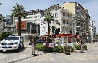 Tam kapanma sürecinde sokak hayvanlarını polis...