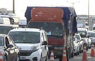Tam kapanmada Mahmutbey Gişeler’de trafik yoğunluğu