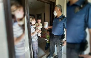 Tam kapanmada maması biten bebeğin imdadına polis...