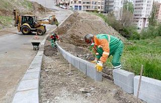 Tam kapanmada renkli kaldırım mesaisi