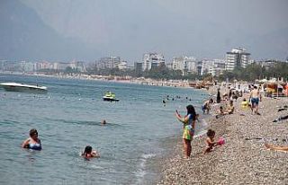 Tam kapanmanın son gününde Antalya sahillerinde...