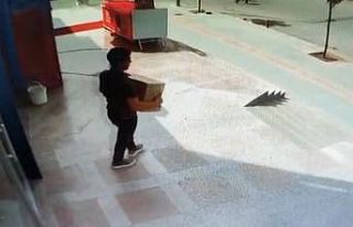 Tam kapanmayı fırsat bilen hırsız iş yeri önündeki...